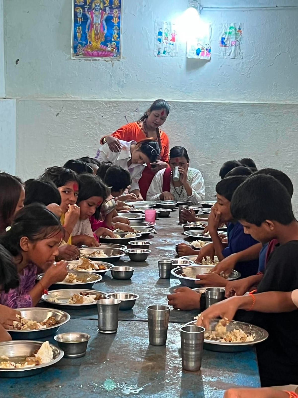 गजेन्द्र बहादुर भण्डारीको अनुकरणीय काम : सेवा अबधिको १५ औँ वार्षिकोत्सवमा असहाय बालबालिकालाई भोजन